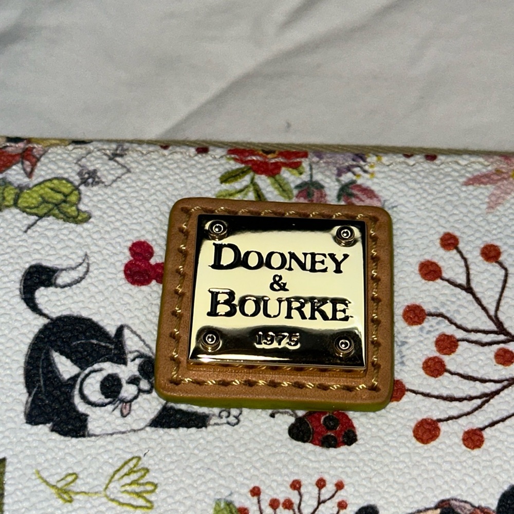 Dooney & Bourke Disney Parks Flower & Garden 25th Anniversary Wallet 2018 - Picture 7 of 17